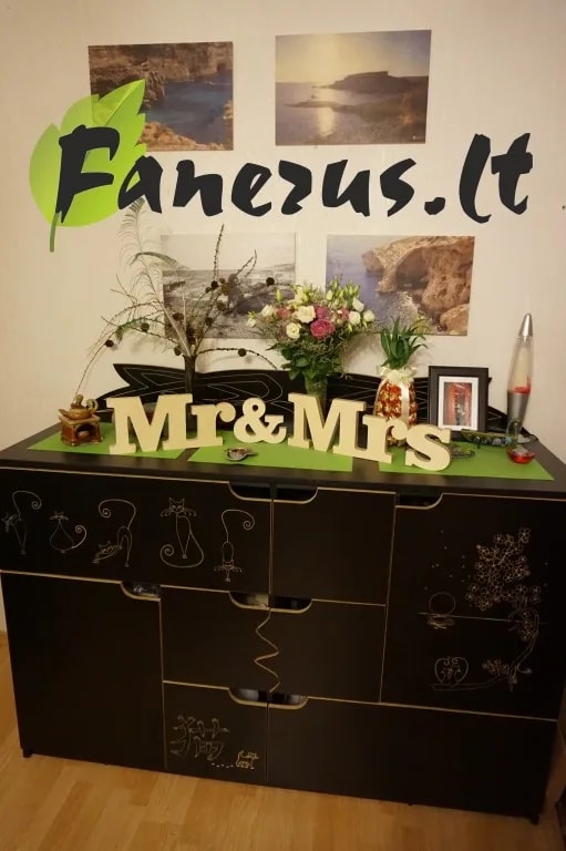 Mr and mrs pastatomos raidės iš medienos