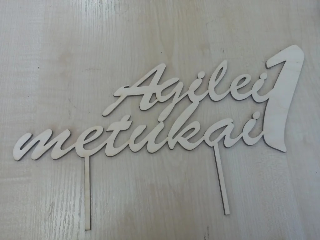 užrašai ant torto